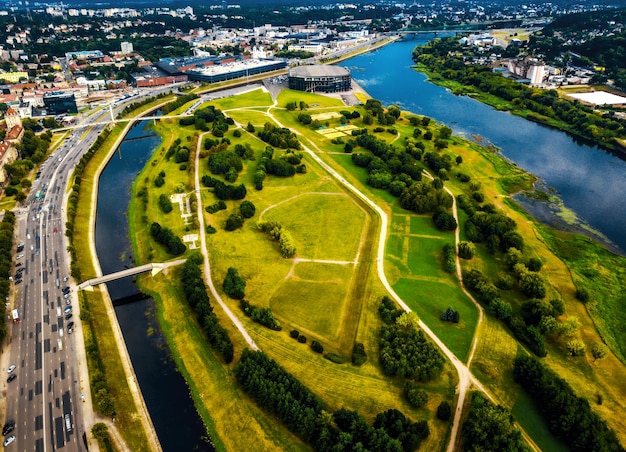 Luchtfoto van het landschap en de rivier midden in de stad