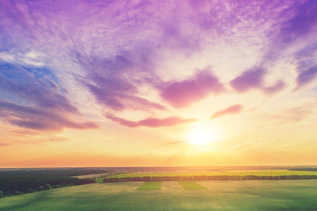 Luchtfoto van het landschap in de avond