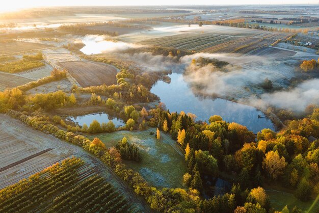 Luchtfoto van het landschap in de herfst tegen de lucht