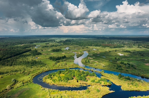 Luchtfoto van het landschap tegen de lucht