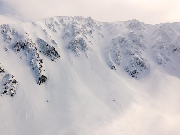 Luchtfoto van het landschap van de sneeuwbergketen in Slowakije Rotsruggenlandschap in het natuurlandschap van de bergen