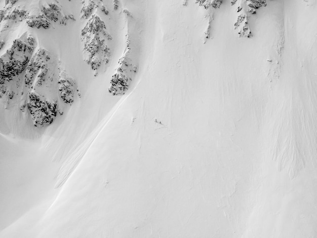 Luchtfoto van het landschap van de sneeuwbergketen in Slowakije Rotsruggenlandschap in het natuurlandschap van de bergen