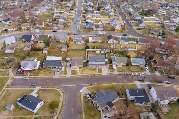 Luchtfoto van het landschap van woonstraten vroege lente van een kleine stad een hoogte NJ USA