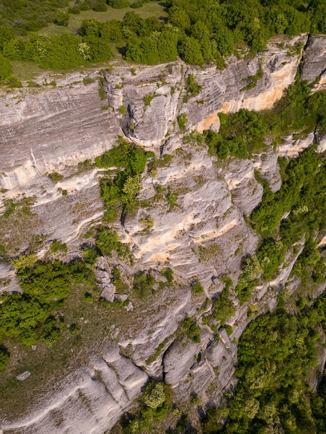 Luchtfoto van het Madara-plateau waar de iconische Madara-rijder ingewikkeld is uitgesneden Ervaar het rijke erfgoed en de natuurlijke wonderen van Bulgarije van bovenaf