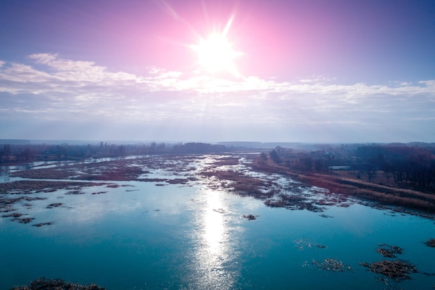 Luchtfoto van het meer in het vroege voorjaar Natuurlandschap