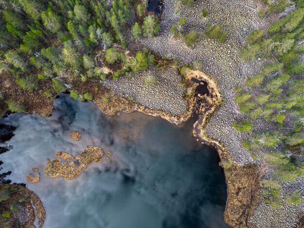 Foto luchtfoto van het meer met stenen republiek karelië