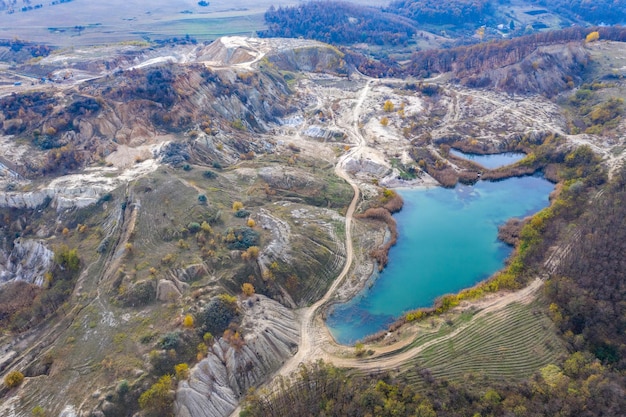 Luchtfoto van het meer te midden van het landschap
