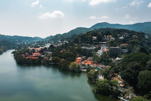 Foto luchtfoto van het meer van kandy en de beroemde landmerk van sri lanka