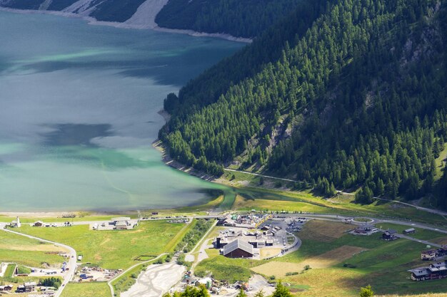 Luchtfoto van het meer van Livigno in de bergen van de Alpen Lombardije Italië