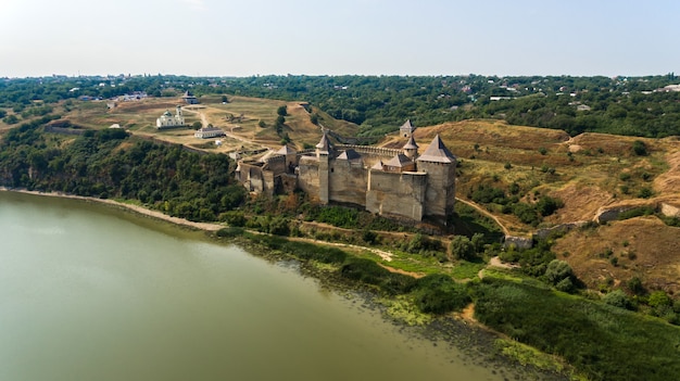 Luchtfoto van het middeleeuwse kasteel Khotyn op de groene heuvel boven de rivier.