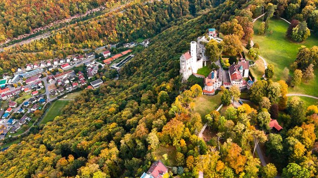 Luchtfoto van het middeleeuwse kasteel van Lichtenstein in de herfst Baden-Württemberg Duitsland