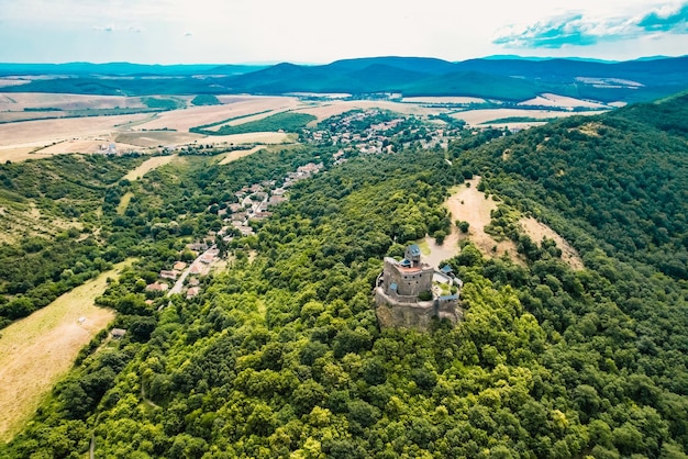 Luchtfoto van het middeleeuwse verwoeste Holloko-kasteel UNESCO-werelderfgoed in Hongarije Historisch kasteel in de bergen van Hongarije