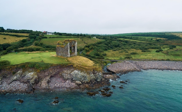 Luchtfoto van het Minard Castle op het schiereiland Dingle in Ierland