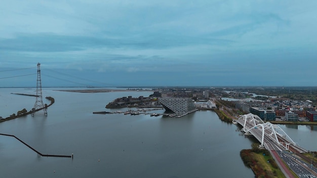 Luchtfoto van het moderne wooncomplex Sluishuis aan het water Amsterdam Nederland