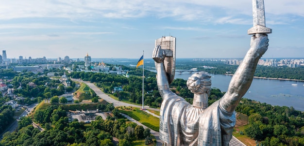 Luchtfoto van het moeder moederland monument in Kiev