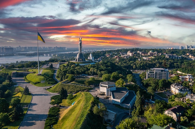 Luchtfoto van het moeder moederland monument in Kiev