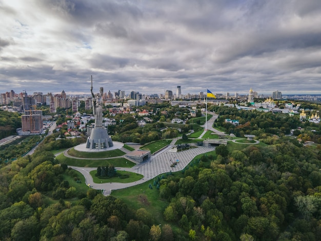 Luchtfoto van het moederlandmonument in het stadscentrum