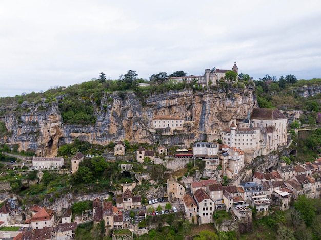 Luchtfoto van het mooie dorp Rocamadour in het departement Lot, Zuidwest-Frankrijk. Het heiligdom van de Heilige Maagd Maria trekt al eeuwenlang pelgrims aan