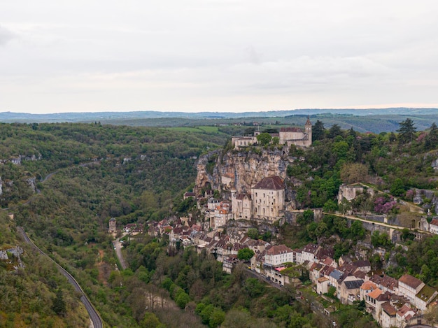 Luchtfoto van het mooie dorp Rocamadour in het departement Lot, Zuidwest-Frankrijk. Het heiligdom van de Heilige Maagd Maria trekt al eeuwenlang pelgrims aan