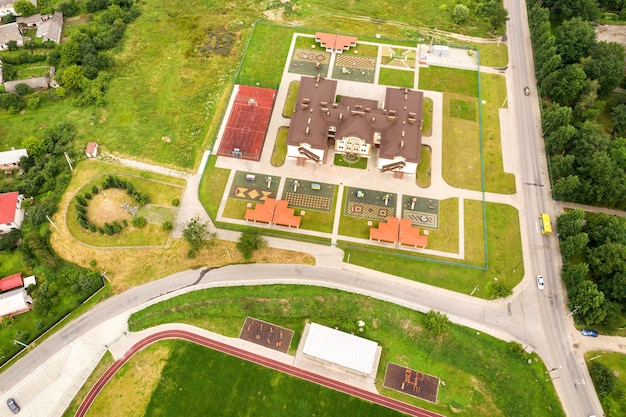 Luchtfoto van het nieuwe prescool-gebouw in een landelijke woonwijk.