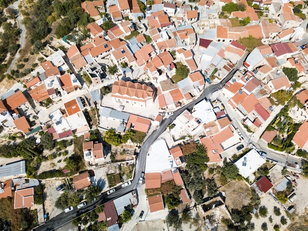 Luchtfoto van het oude bergdorp Agios Therapon, Cyprus 2020