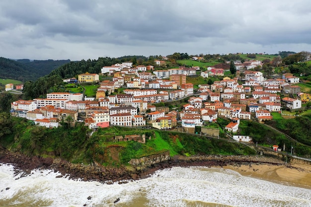 Foto luchtfoto van het prachtige dorp lastres in asturië, spanje