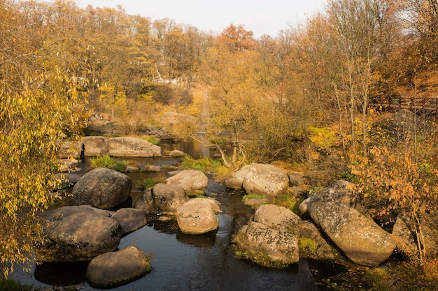 Luchtfoto van het prachtige herfstpark met stenen en rivier in Korosten, Oekraïne
