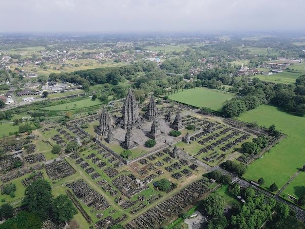 Luchtfoto van het prachtige landschap Prambanan-tempelcomplex in Yogyakarta, Indonesië