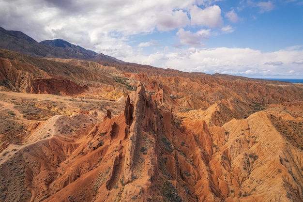 Luchtfoto van het prachtige landschap van de Skazka-kloof in Kirgizië