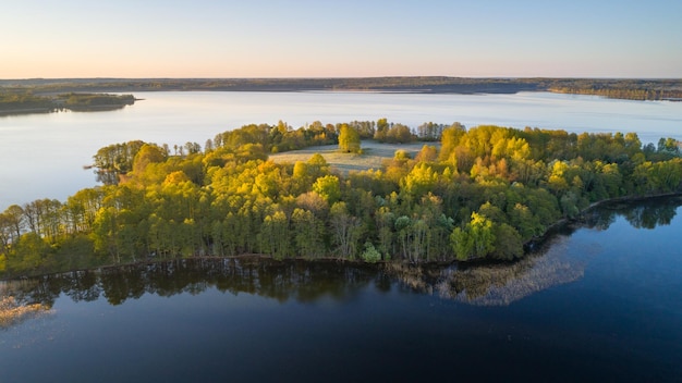 Luchtfoto van het prachtige meer in de ochtend