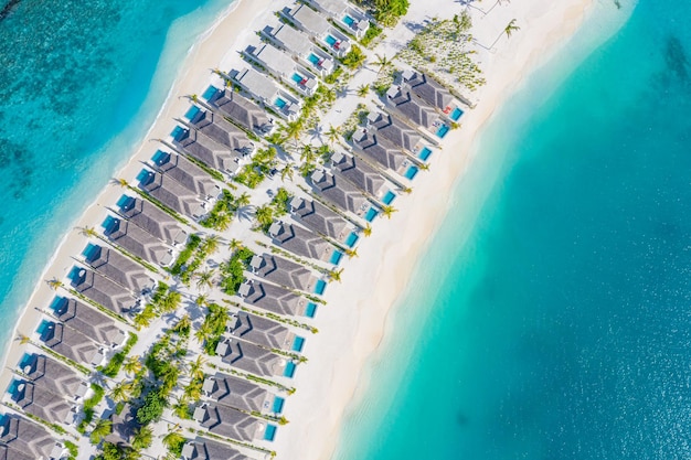 Luchtfoto van het prachtige paradijs Malediven tropisch strand op het eiland Zomer- en reisvakantie