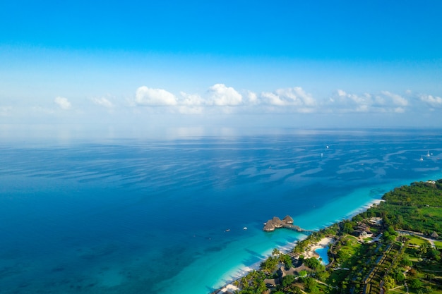 luchtfoto van het prachtige tropische eiland Zanzibar.