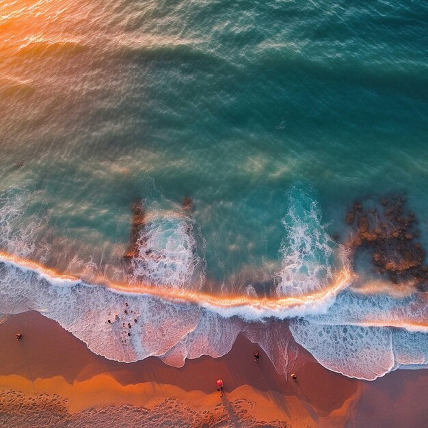 Luchtfoto van het prachtige zandstrand met golven die breken op de kust