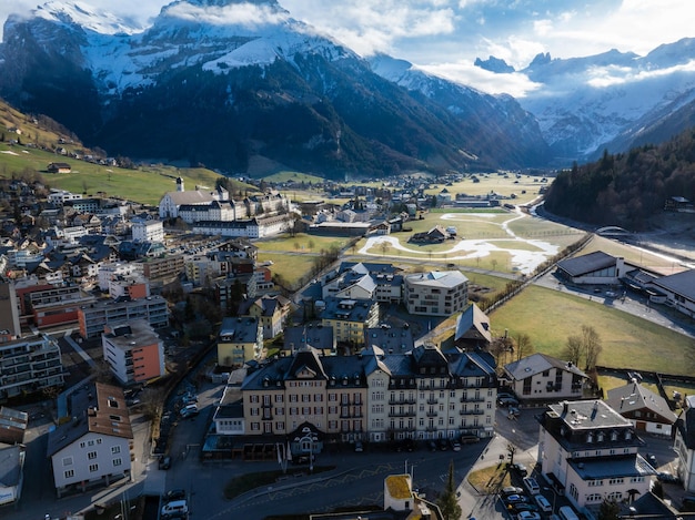 Luchtfoto van het resort Engelberg in de Zwitserse Alpen in het vroege winterseizoen