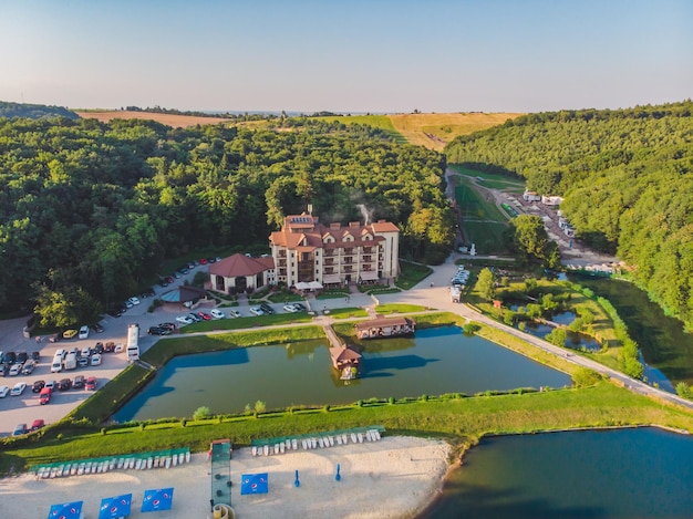 Luchtfoto van het resort in de buurt van het meerbos rondom