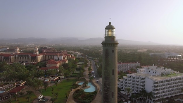 Luchtfoto van het resortgebied en de vuurtoren van maspalomas