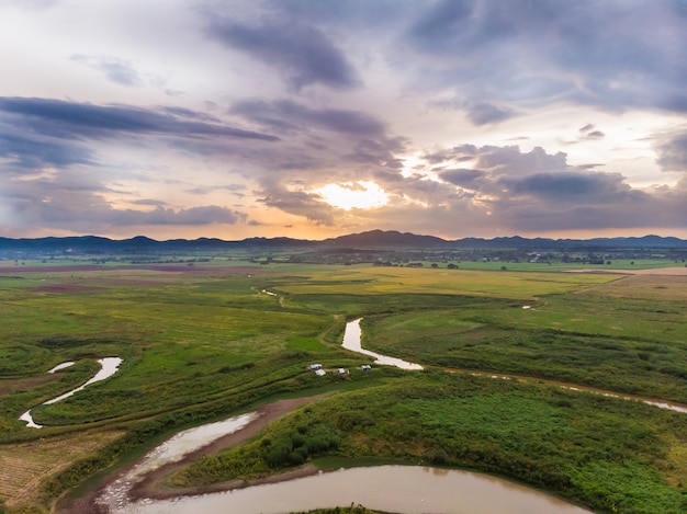 Luchtfoto van het schilderachtige landschap van veld rivier en bekken tegen een natuurlijke berg