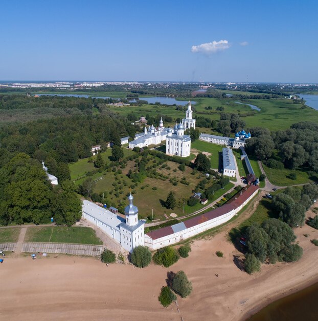 Luchtfoto van het St George Yuriev-orthodoxe mannelijke klooster in Veliky Novgorod, Rusland