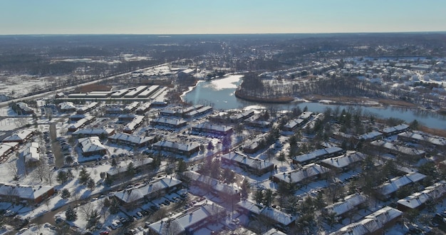 Luchtfoto van het stadje in woonwijken, individuele huizen van op een besneeuwde winterdag