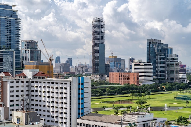 Luchtfoto van het stadsbeeld van Bangkok in de ochtend met hoogbouw met een golfbaan