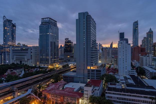 Luchtfoto van het stadsbeeld van bangkok in de ochtend voor zonsopgang met hoogbouw en bts-skytrains