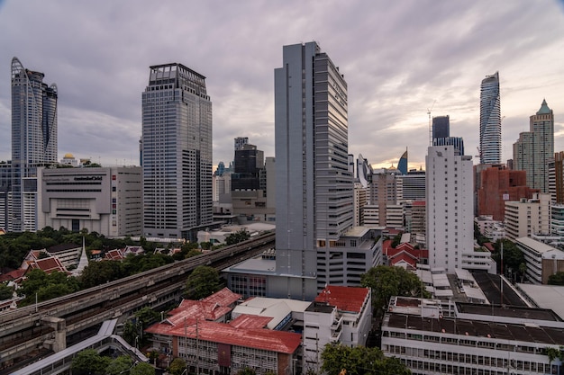 Foto luchtfoto van het stadsbeeld van bangkok in de ochtend voor zonsopgang met hoogbouw en bts-skytrains