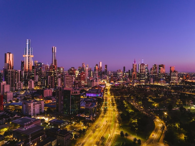 Luchtfoto van het stadsbeeld van Melbourne tijdens zonsopgang