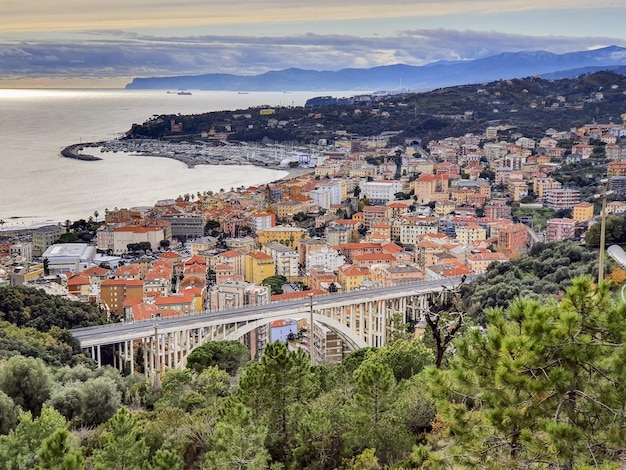 Luchtfoto van het stadsbeeld van Varazze, Savona, Italië