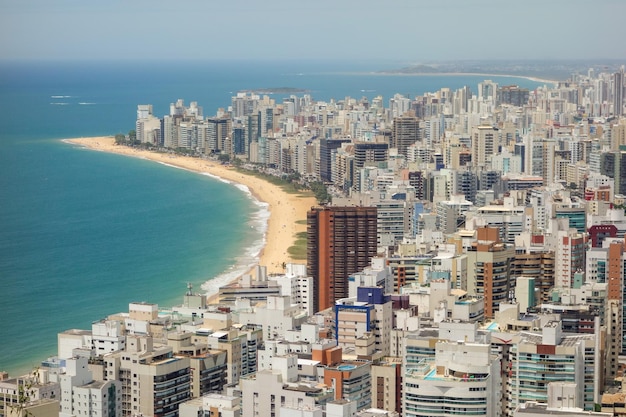 Foto luchtfoto van het stadsbeeld van vila velha en gebouwen aan het strand in de staat espirito santo in brazilië