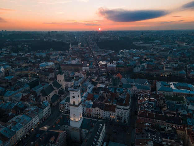 Luchtfoto van het stadscentrum van lviv op de kopieerruimte van het zonsondergangreisconcept