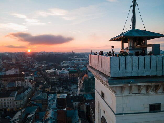 Luchtfoto van het stadscentrum van lviv op de kopieerruimte van het zonsondergangreisconcept