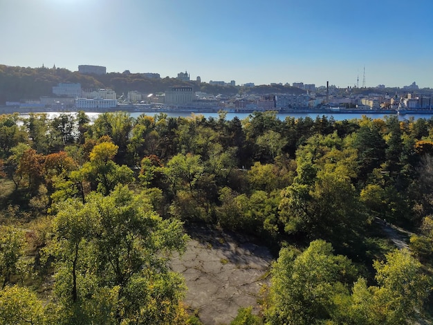 Luchtfoto van het stadspark op de voorgrond en de huizen op de achtergrond