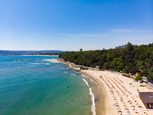 Luchtfoto van het strand en de hotels in Varna, Bulgarije