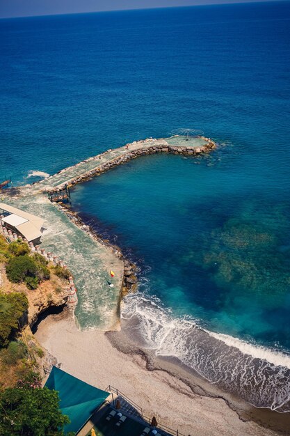 Luchtfoto van het strand en de Middellandse Zee prachtig helder zeewater op een warme zonnige dag Het concept van rust in een warm land